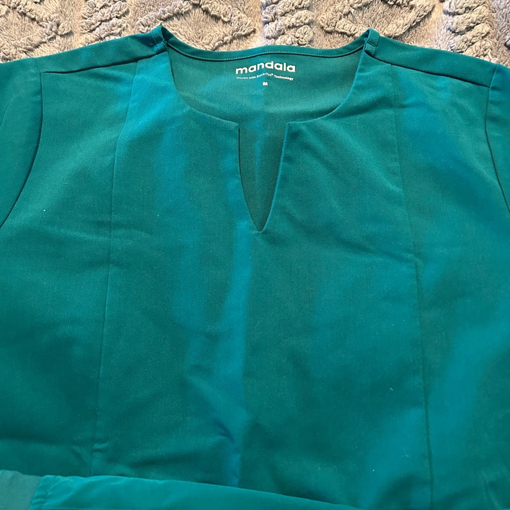 Kelly Green Mandala Scrub Set - Picture 2 of 5